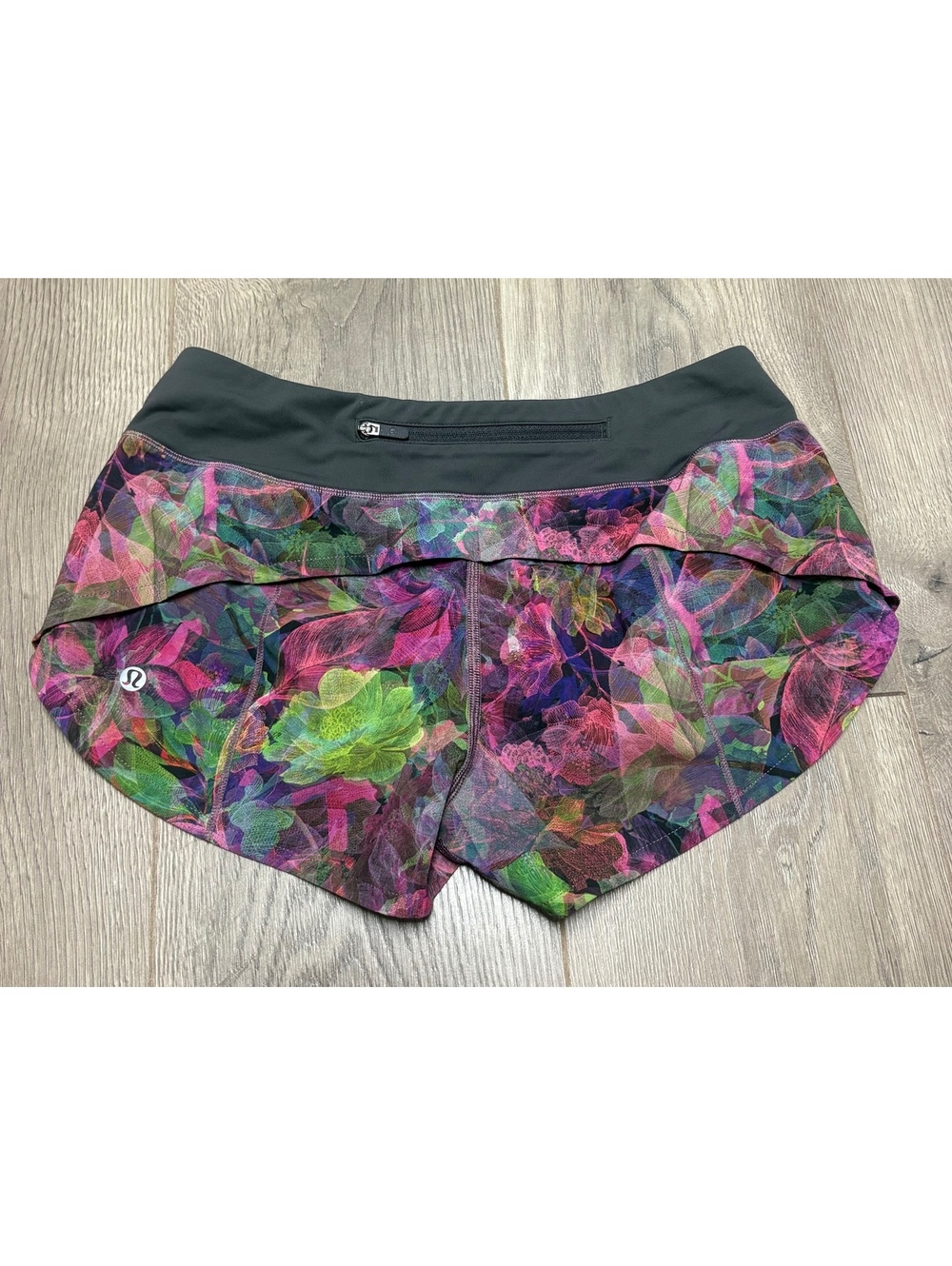 Lululemon black floral running shorts speed up low rise short 2.5" size 4